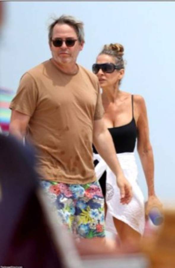 A sus 55 años, Sarah Jessica Parker deslumbra con cuerpazo en traje de baño