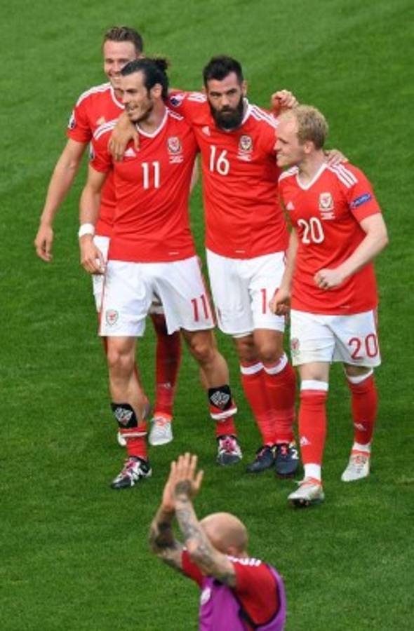 Con triunfo ante Eslovaquia (2-1), Bale lidera a Gales al primer triunfo en Eurocopa