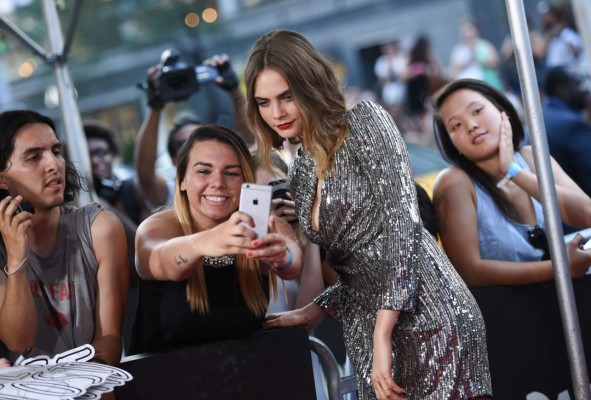 Cara Delevingne llegó con su novia a premier de Paper Towns