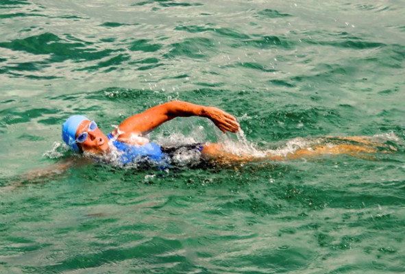 Mujer de 62 años cruza nadando desde Cuba hacia la Florida