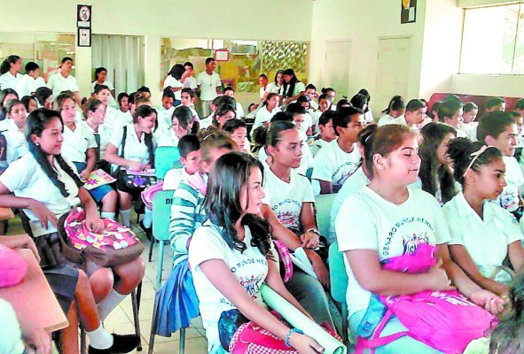 Alumnos becan a compañeros de bajos ingresos