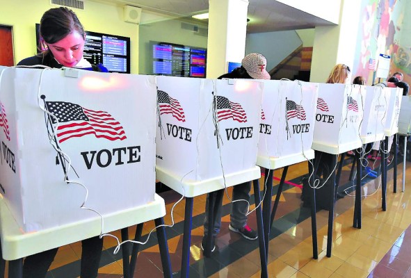 Emoción, color y civismo en la cita con la democracia