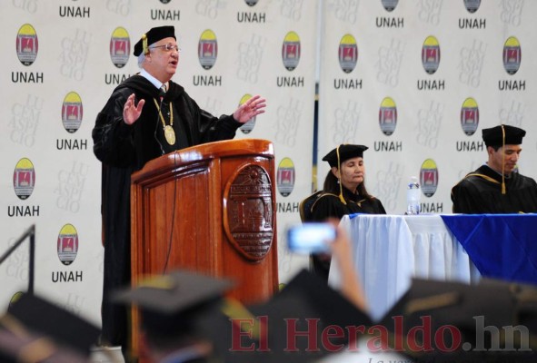 FOTOS: UNAH gradúa 1,321 nuevos profesionales en solemnes ceremonias