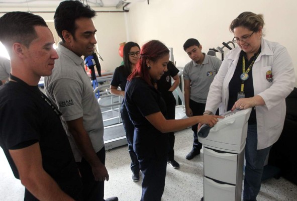 Con modernos equipos instruyen a estudiantes de Terapia Funcional