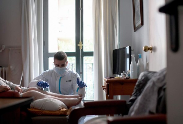 Desde balcones, hospitales y sus apretados espacios, españoles se aferran a la esperanza (FOTOS)