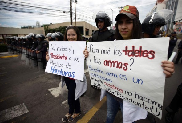 Así fue la protesta de los estudiantes de medicina en la capital