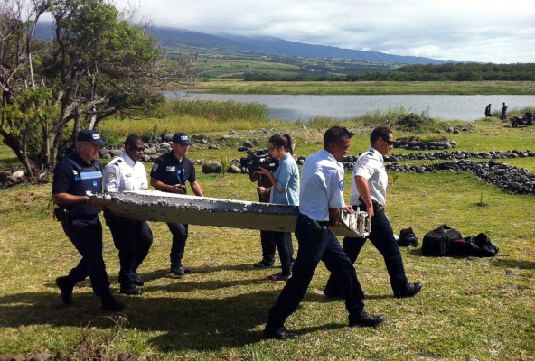Resto de avión encontrado en isla de la Reunión relanza el enigma del vuelo MH370