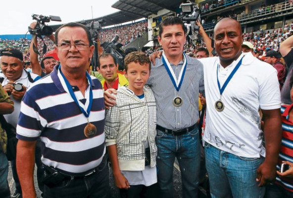 Olimpia rinde homenaje a legionarios y viejas glorias