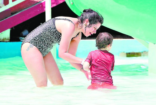 Las sirenas que reciben sol en las playas y balnearios