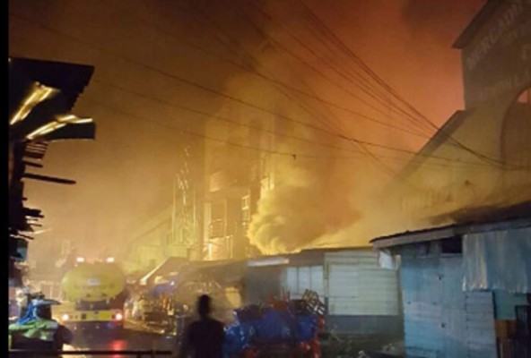 Incendio consume puestos en mercado San Isidro de La Ceiba