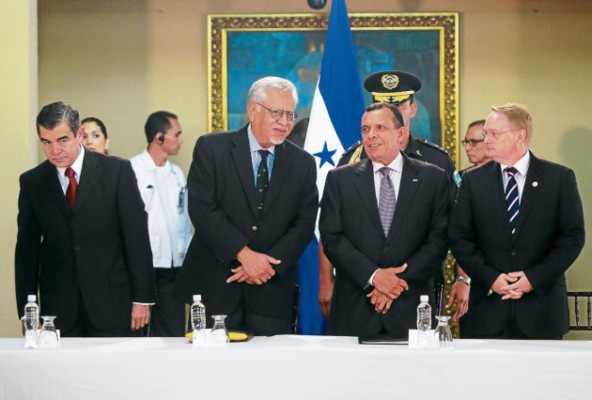 Presidente de Honduras respalda creación de policía intermedia