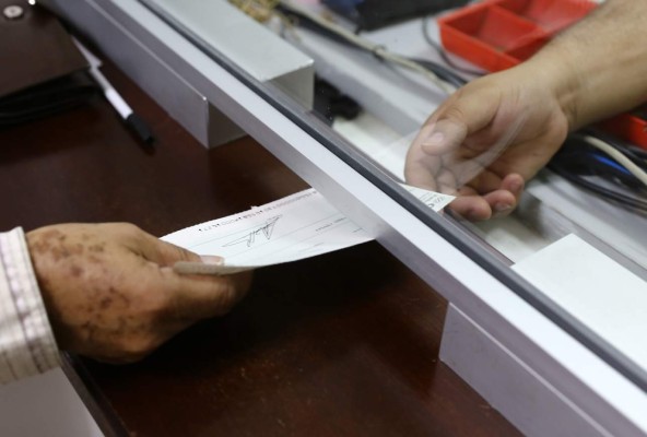 Emitidos solo 66,300 cheque en dólares; suplantado por las tranferencias bancarias