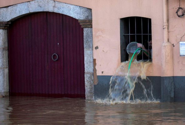 Sube a 13 cifra de muertos por paso de tormenta Gloria en España (FOTOS)