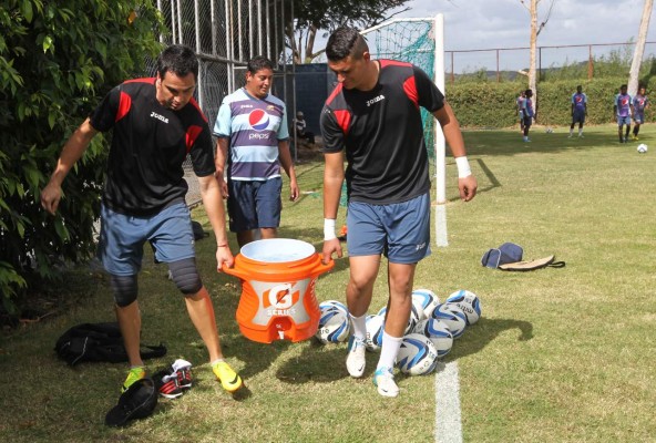 Diego Vazquez hace el Ice Bucket Challenge en apoyo a Reneau