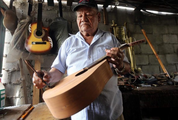 El artista hondureño de las cuerdas y la madera