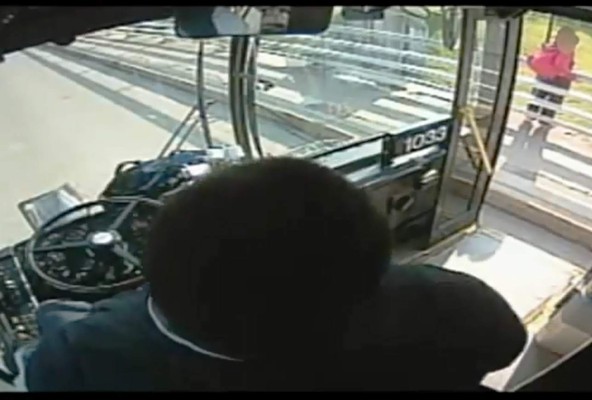 &nbsp;Chofer de autobús evitó que una mujer se suicidara