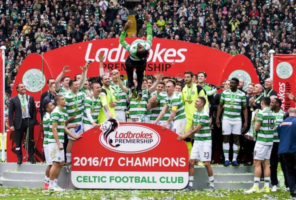 Emilio Izaguirre y Andy Nájar festejan el título; Jonathan Mejía anota doblete en España