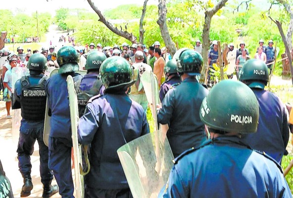 Policías acusados por usar violencia