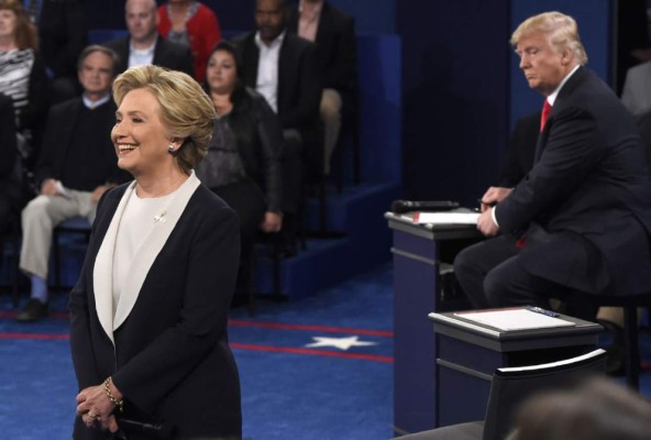 La pregunta a Clinton y Trump que causó risas y aplausos