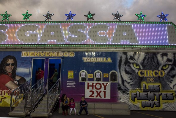 El temor se cierne bajo la gran carpa