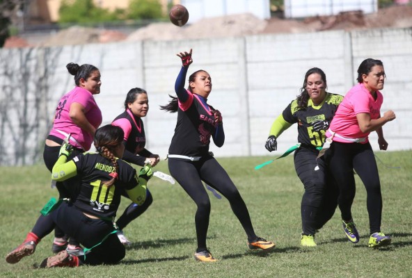 Flag Fooball, el deporte que atrae las chicas en Tegucigalpa