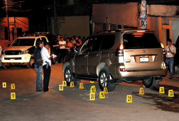 Sicarios acribillan a pareja de comerciantes