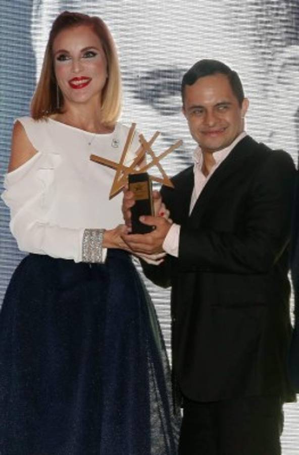 Hondureños reconocidos con el premio 5 estrellas