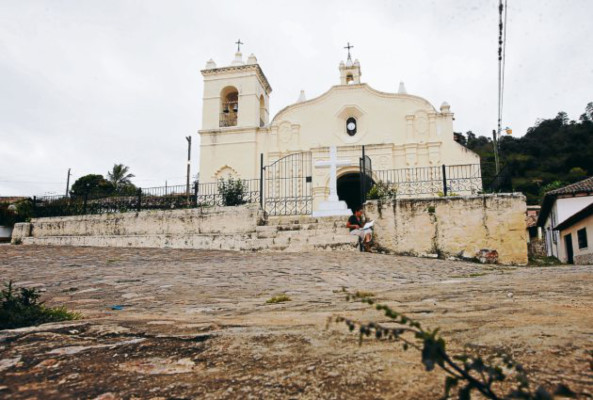 Turismo por las calles empedradas de Cedros