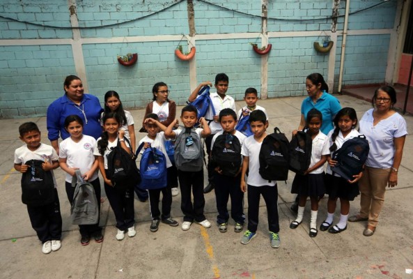 Escuela Lisandro Quezada recibe charla y mochilas de Equipos Industriales