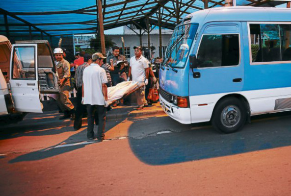 Seis encapuchados matan a abogado y a comerciante