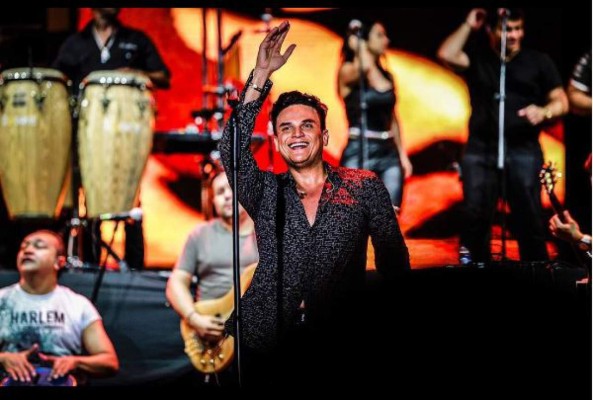 Cantante colombiano causa polémica al tomar alcohol mientras maneja