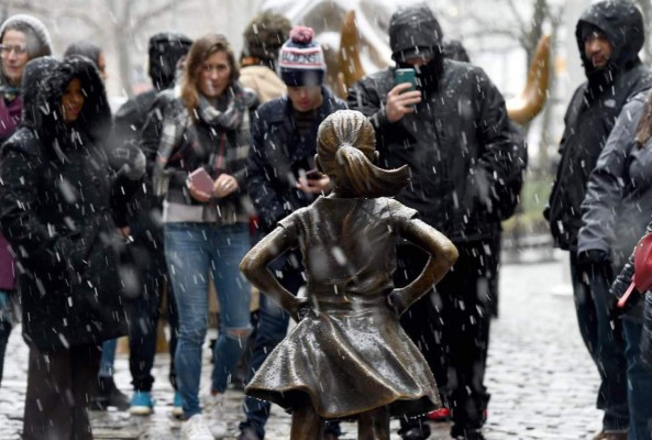 Petición para mantener estatua de una niña frente al toro de Wall Street