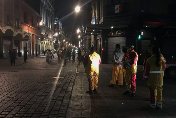 FOTOS: Tras fuerte temblor en México, las familias se abrazan nerviosas en las calles