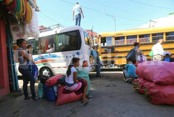 Capitalinos abarrotan terminales para viajar en fin de año