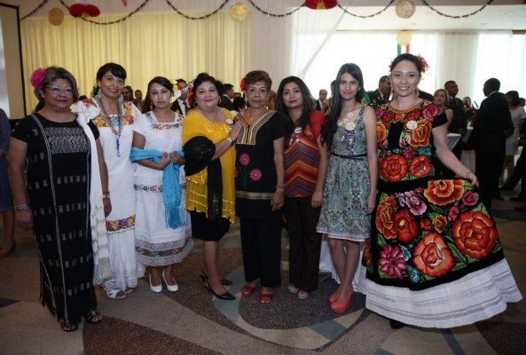 Brindan por aniversario patriótico de México