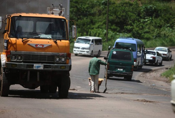 Capitalinos reparan por su cuenta calle dañada