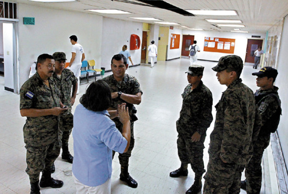 Enfermeras auxiliares abandonan turno C