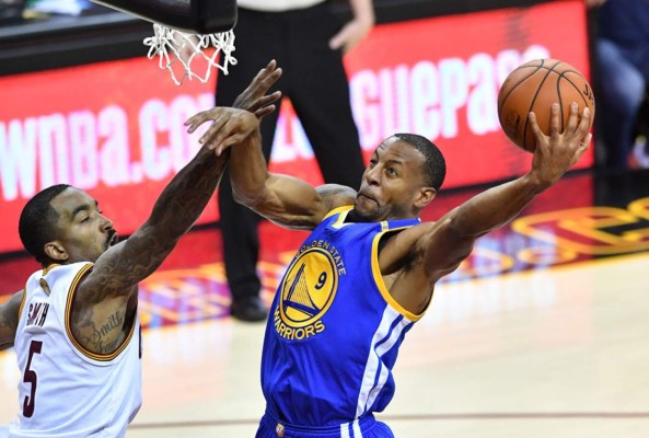 LeBron y Cavs cortan la postemporada perfecta de Warriors