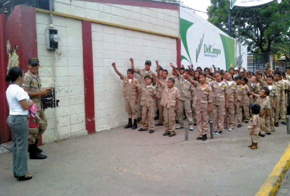 Niños bomberos de Olancho ofrecen vivas a EL HERALDO