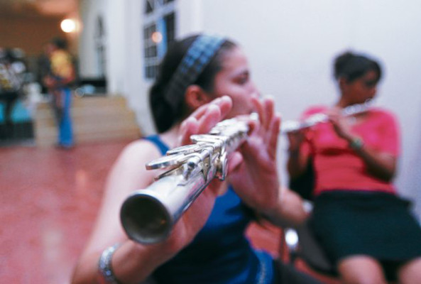 Sonidos marciales vibran en el puerto de San Lorenzo