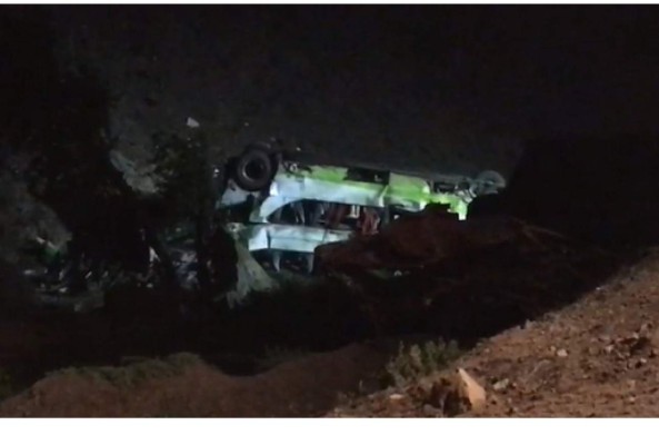 Tristes imágenes de la escena del accidente de bus en el norte de Chile que deja 20 muertos