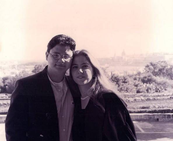Foto de 1997 cuando conoció a su esposa Marika Buttigieg, nieta de un expresidente de Malta y con quien compartió estudios en el IMLI.