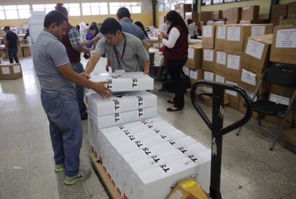 Inicia la entrega de maletas electorales a cinco departamentos de Honduras