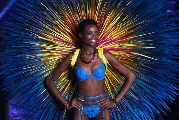Sensual desfile de Victoria's Secret celebra 20 aniversario