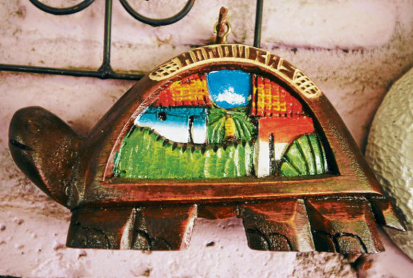 Cuero, hierro y barro transformados en artesanías