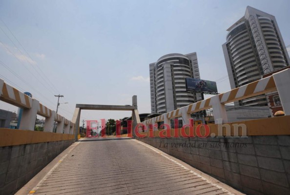 Espectaculares fotos de la quietud que envuelve la capital cerrada por la pandemia