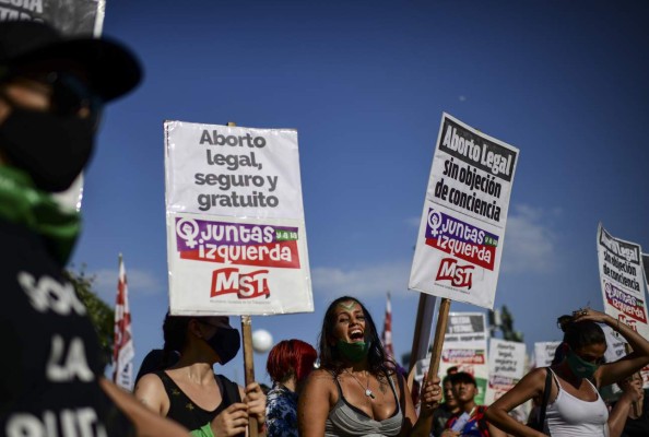 Entre llanto y gritos, Argentina reacciona ante legalización del aborto (FOTOS)