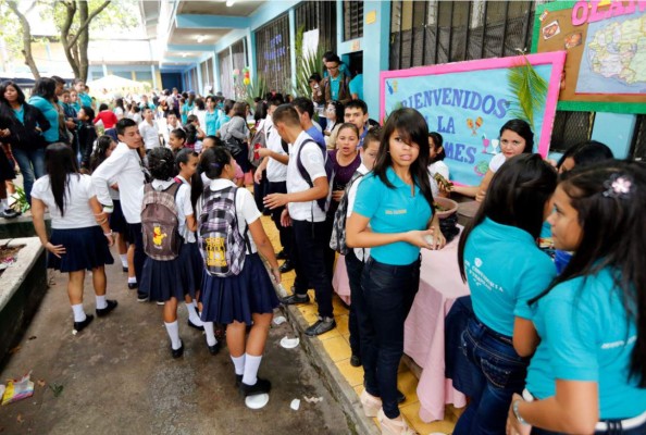 Feria catracha en el Instituto Hibueras