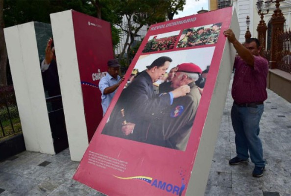 Maduro indignado por retiro de imagen de Chávez