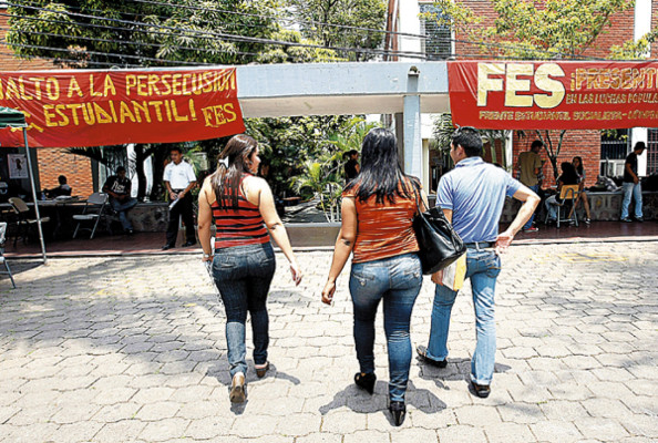 Universidad Pedagógica expulsa a dos estudiantes por quemar vehículo